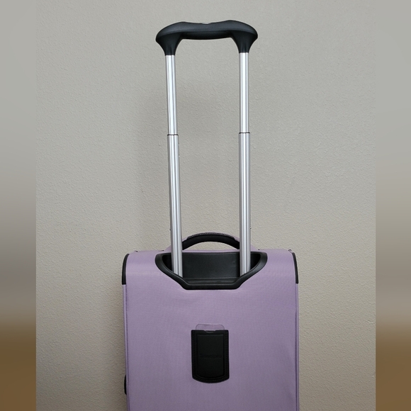 Travelpro WalkAbout 6 Carry-on Suitcase - Picture 4 of 15